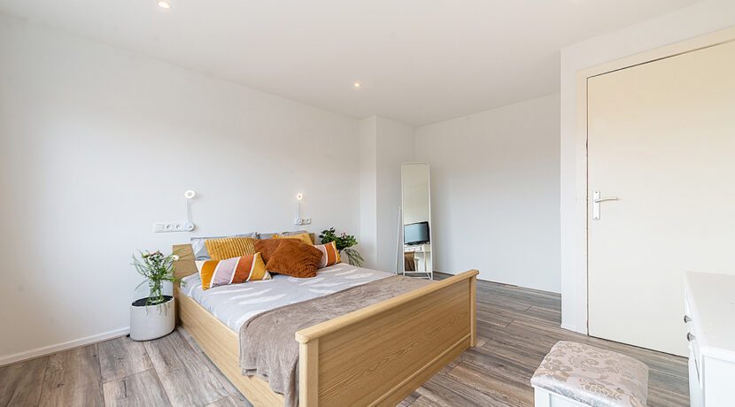 184-Masterbedroom1-3