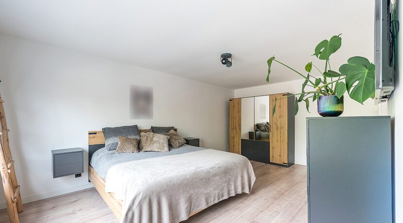 184-Masterbedroom1-3