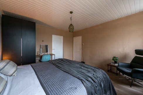 182-Masterbedroom1-2