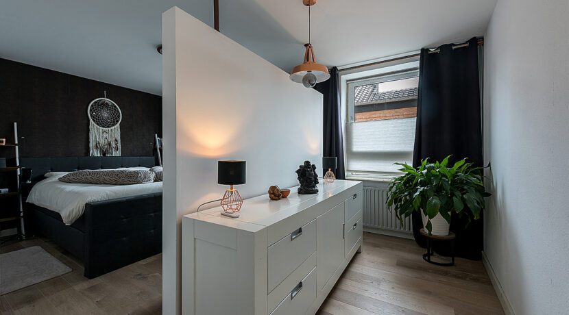 184-Masterbedroom1-3