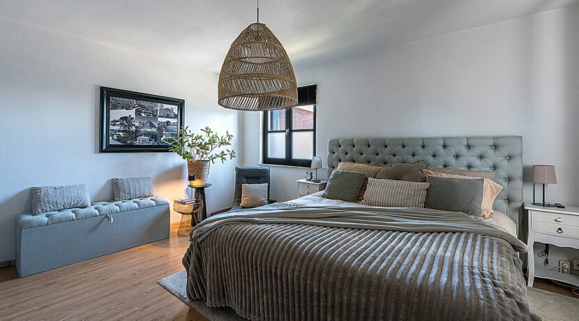 184-Masterbedroom1-3