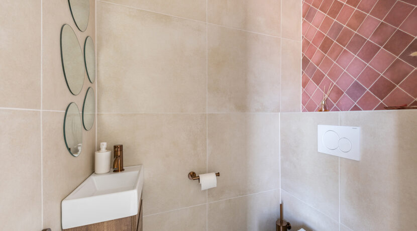 152-ToiletBG1-2