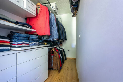 184-Walk-in-closet