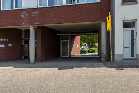 230-Ingang-Parkeerterrein