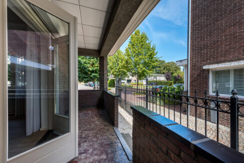 105-Zijbalkon-bij-zitkamer
