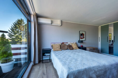 186-Masterbedroom1-4