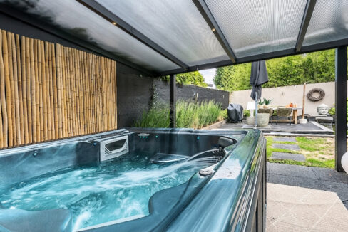 210-Jacuzzi