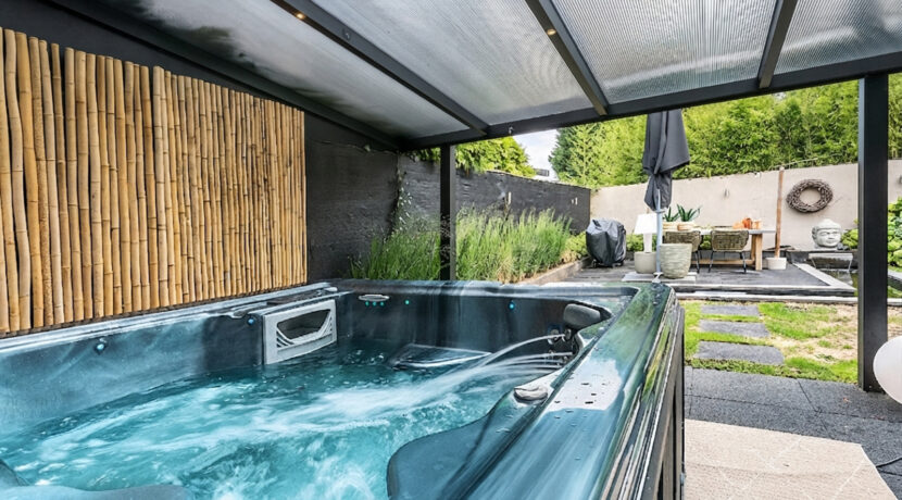 210-Jacuzzi